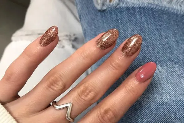 Option Shy babe (nail art simple)