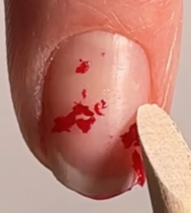 Dépose vernis semi-permanent SHELLAC™ renforcé (gainage) - Détail 1